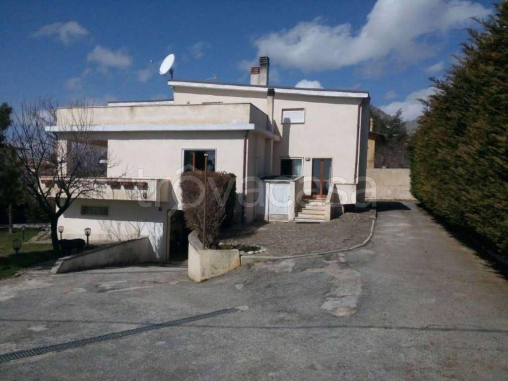 casa indipendente in affitto ad Aielli