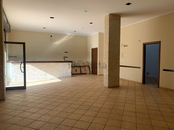 locale commerciale in affitto ad Avezzano
