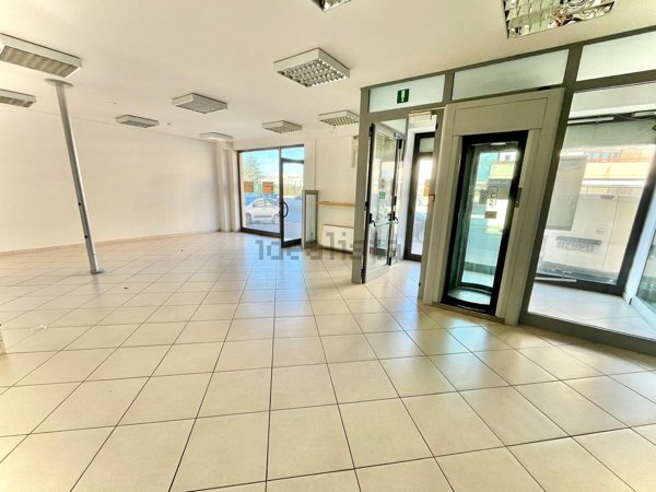 locale commerciale in affitto ad Avezzano