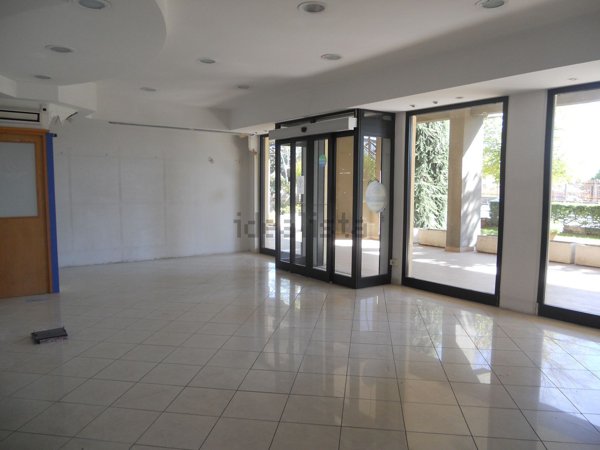 locale commerciale in affitto ad Avezzano