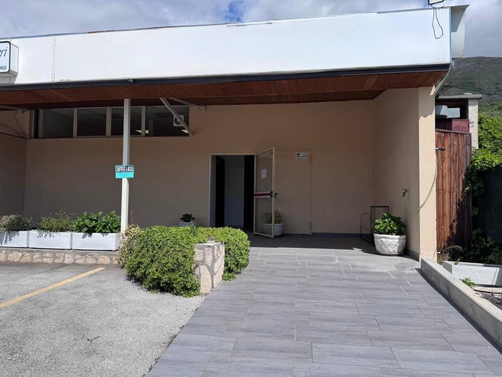 negozio in affitto ad Avezzano in zona San Pelino