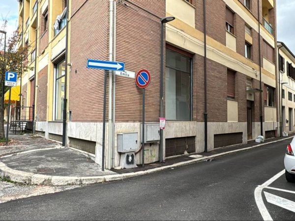 negozio in affitto ad Avezzano