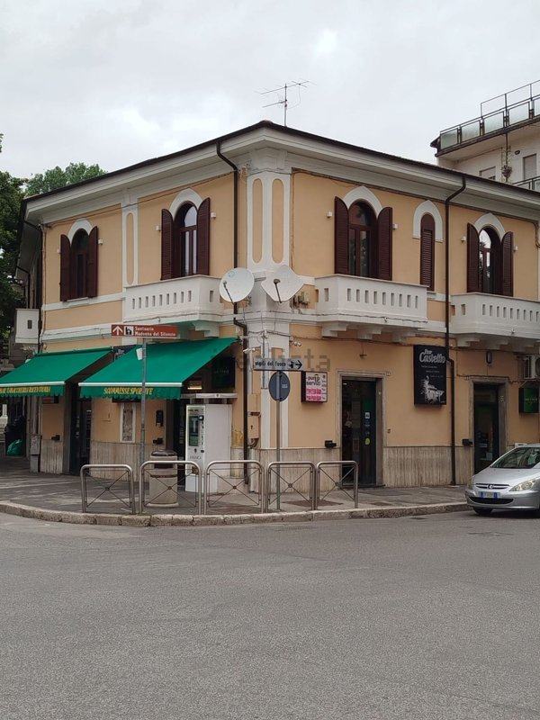 locale commerciale in affitto ad Avezzano