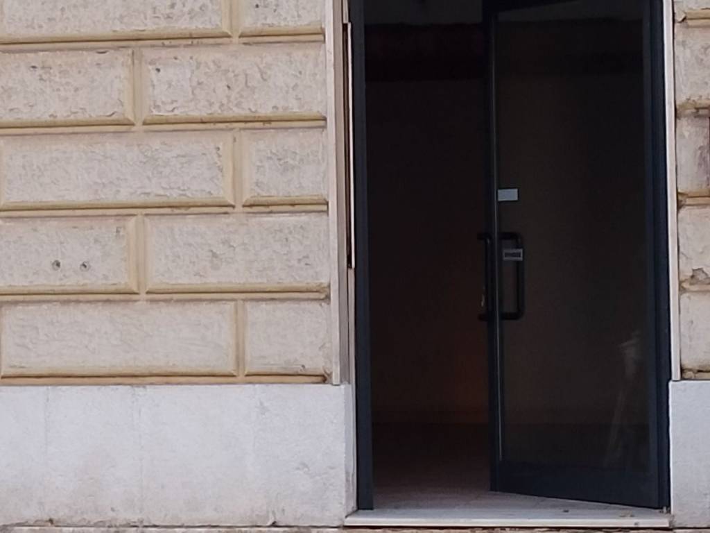 negozio in affitto ad Avezzano