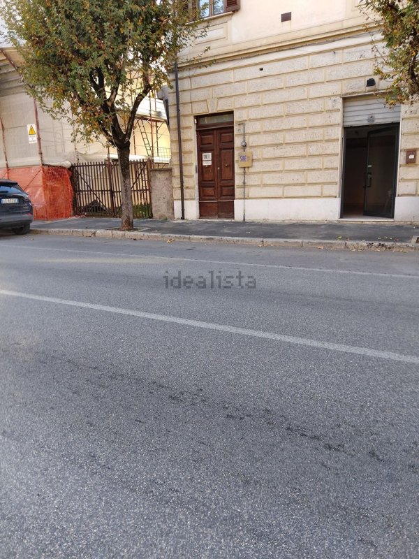 locale commerciale in affitto ad Avezzano