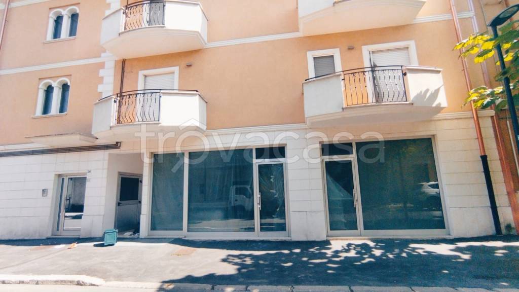 negozio in affitto ad Avezzano