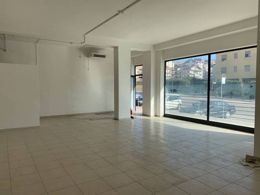 negozio in affitto ad Avezzano
