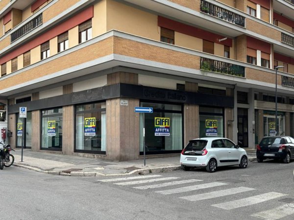 negozio in affitto ad Avezzano