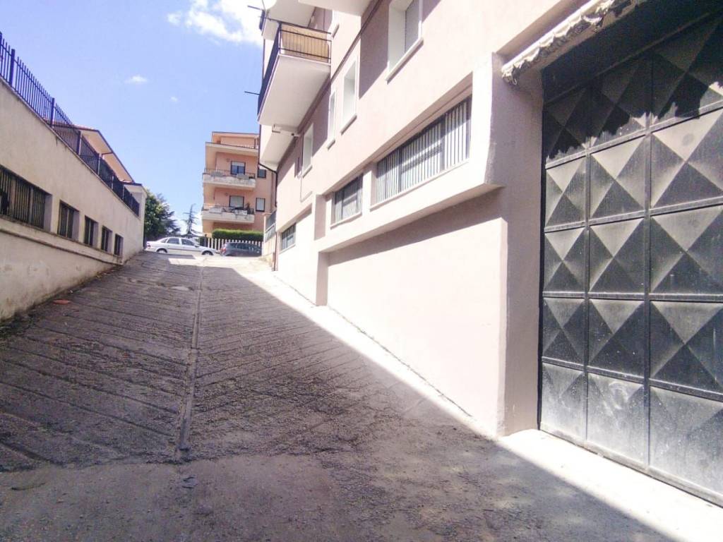 locale commerciale in affitto ad Avezzano