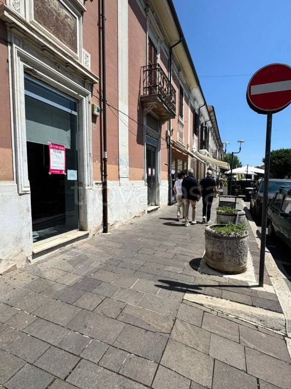 negozio in affitto ad Avezzano