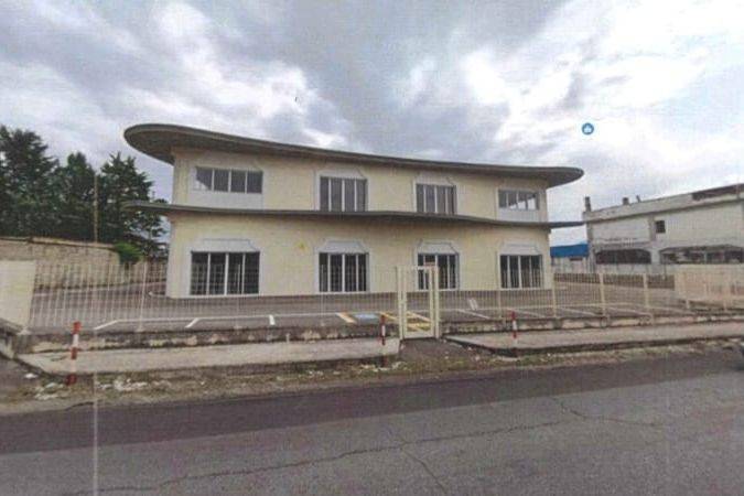 negozio in affitto ad Avezzano in zona Caruscino