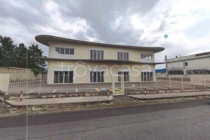 negozio in affitto ad Avezzano in zona Caruscino
