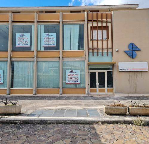 negozio in affitto ad Avezzano in zona Caruscino