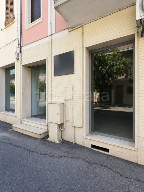 negozio in affitto ad Avezzano