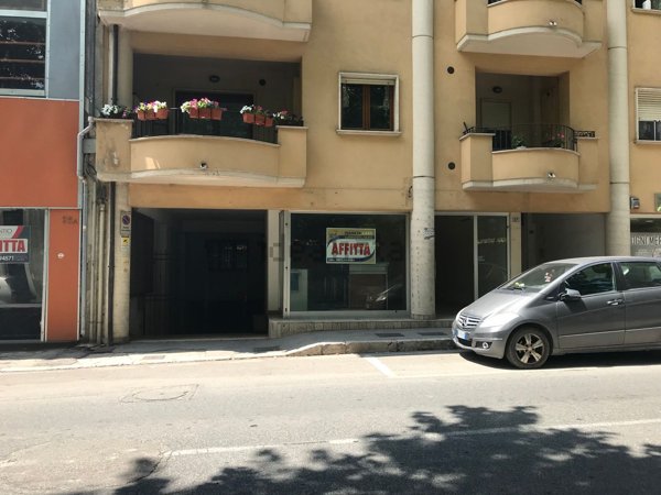 locale commerciale in affitto ad Avezzano in zona Caruscino