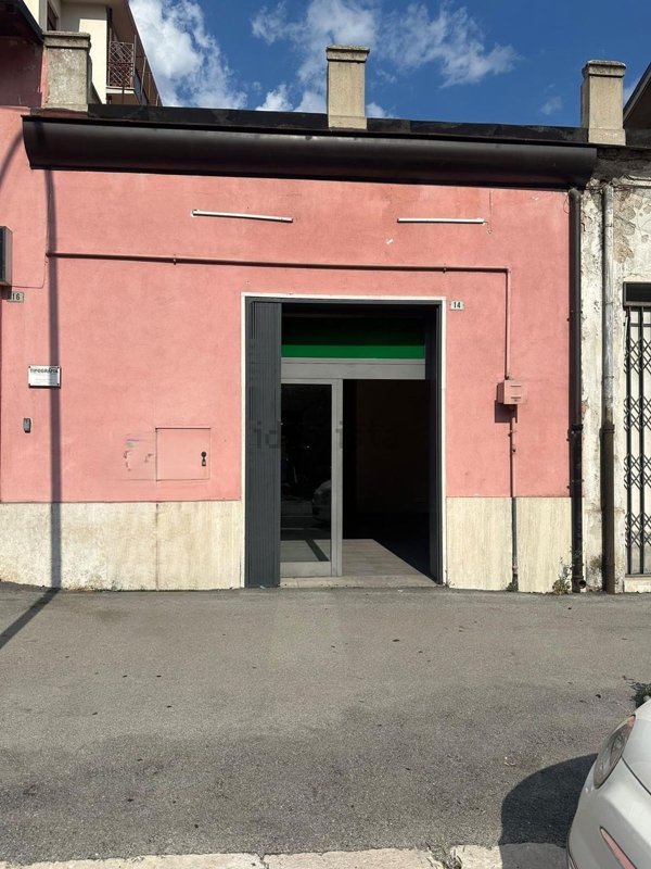 locale commerciale in affitto ad Avezzano