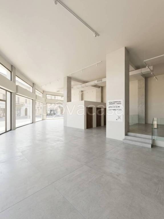 locale commerciale in affitto ad Avezzano in zona Caruscino