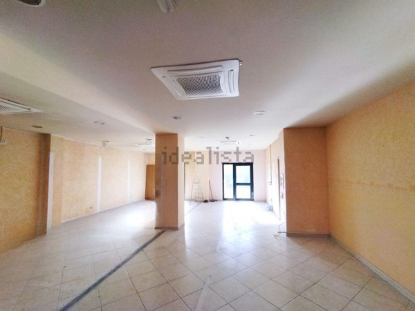 locale commerciale in affitto ad Avezzano in zona Caruscino