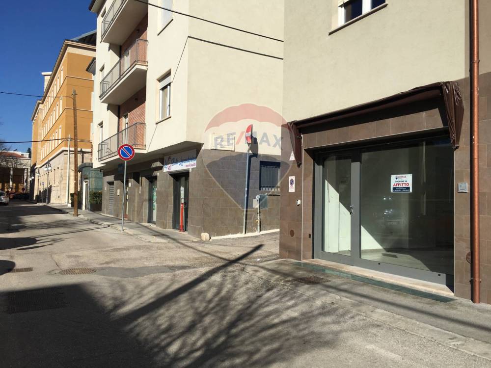 locale commerciale in affitto a L'Aquila