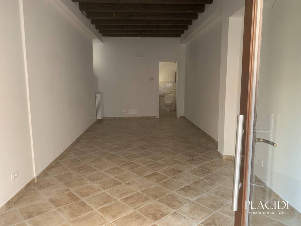 negozio in affitto a L'Aquila in zona Centro Città