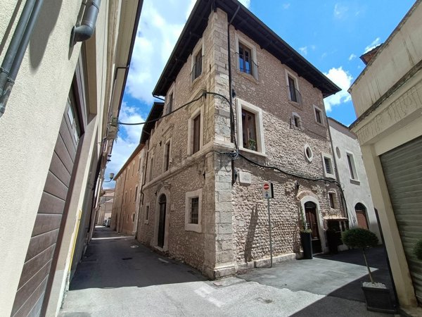locale commerciale in affitto a L'Aquila