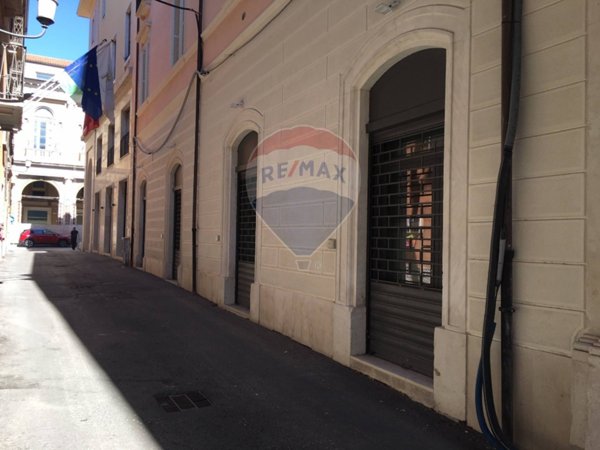 locale commerciale in affitto a L'Aquila in zona Centro Città