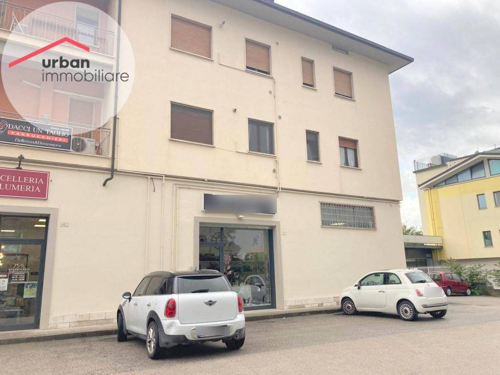 negozio in affitto a L'Aquila