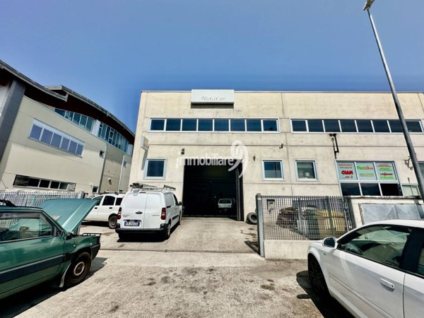 locale commerciale in affitto a L'Aquila in zona Preturo