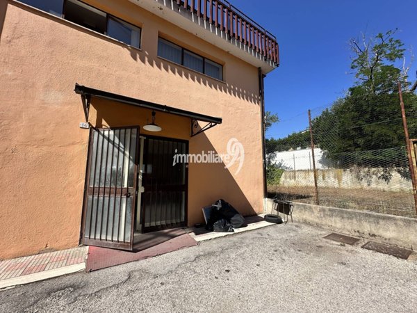 locale commerciale in affitto a L'Aquila