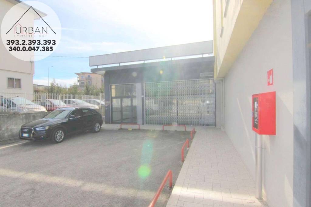 negozio in affitto a L'Aquila