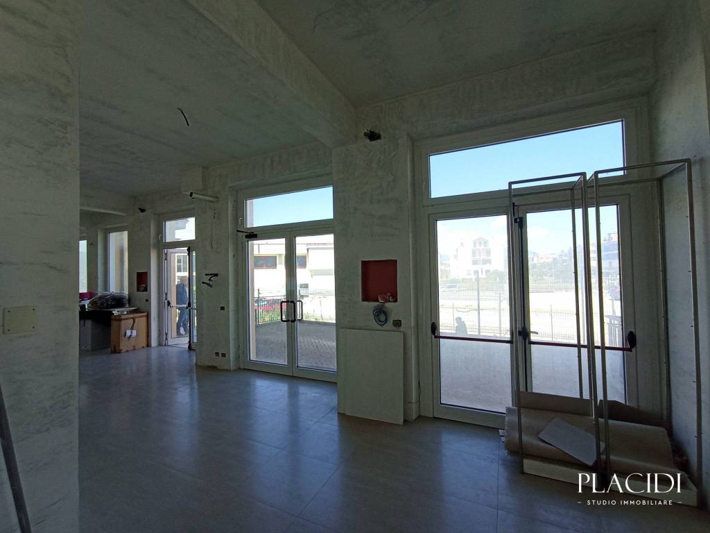 negozio in affitto a L'Aquila