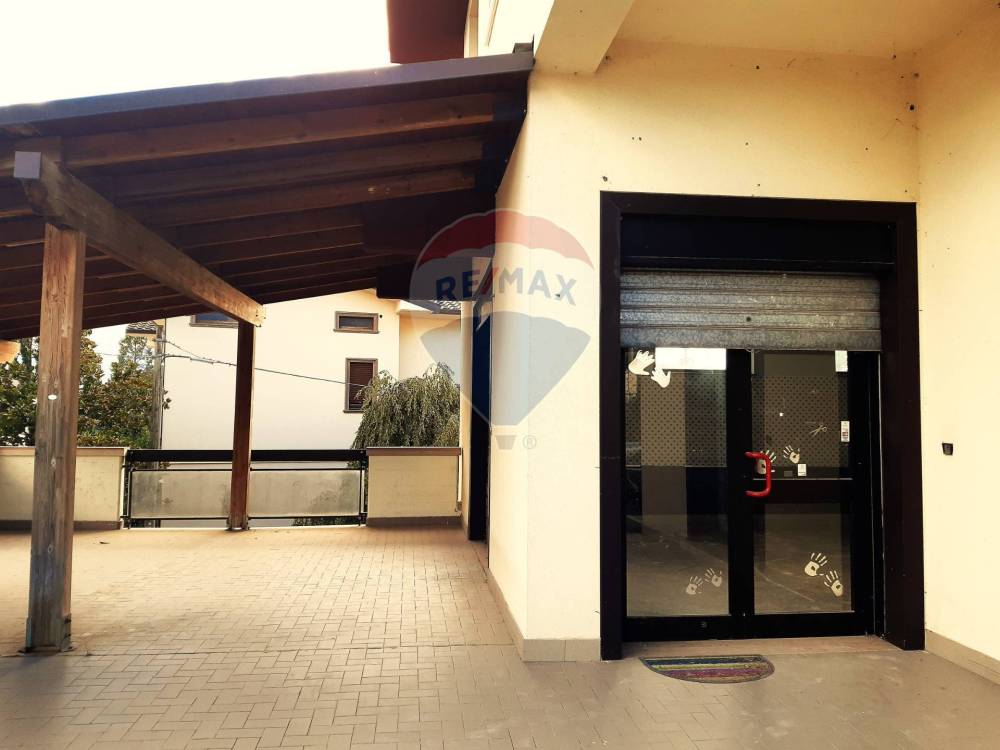 locale commerciale in affitto a L'Aquila