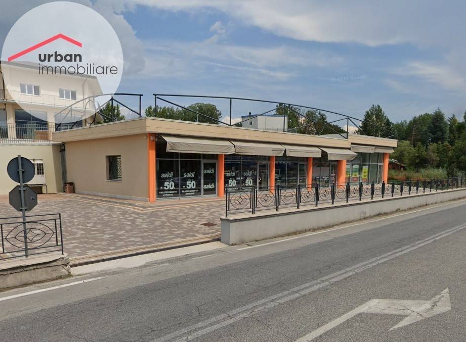 negozio in affitto a L'Aquila