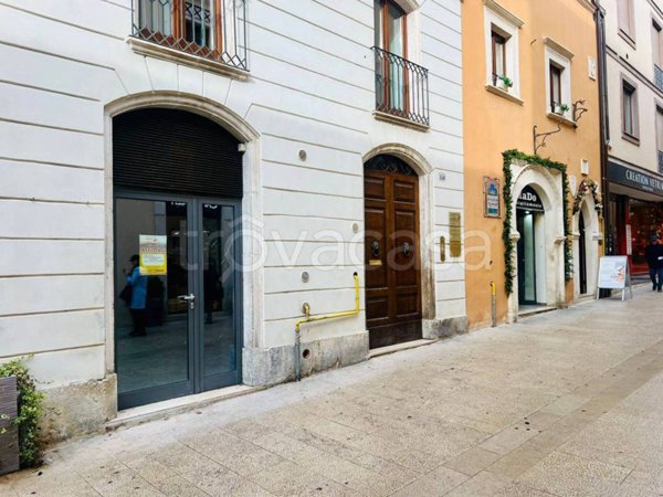 negozio in affitto a L'Aquila