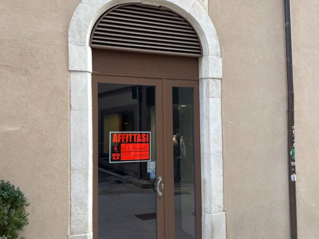 negozio in affitto a L'Aquila in zona Centro Città