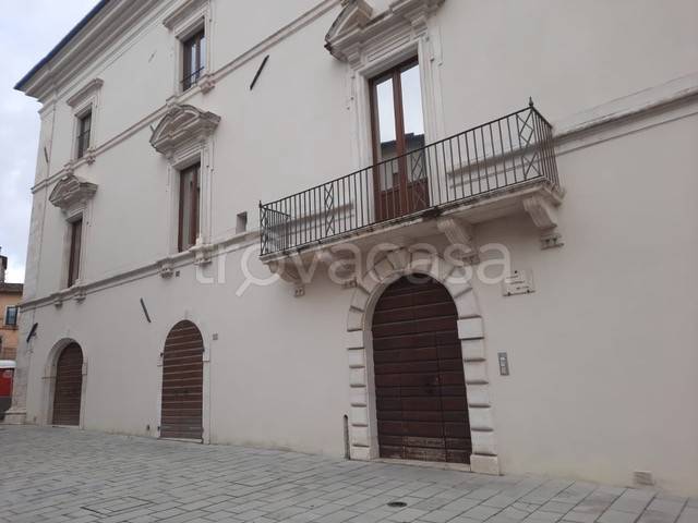 negozio in affitto a L'Aquila