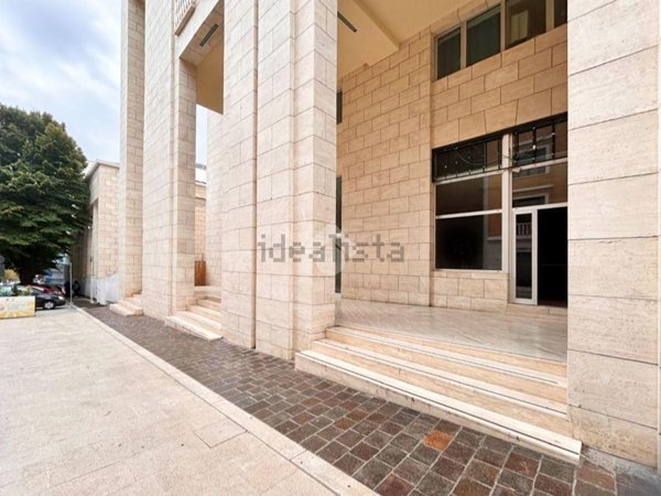 locale commerciale in affitto a L'Aquila