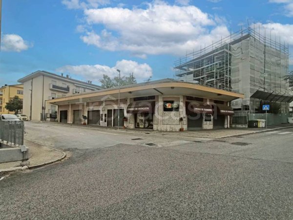 negozio in affitto a L'Aquila in zona Torrione