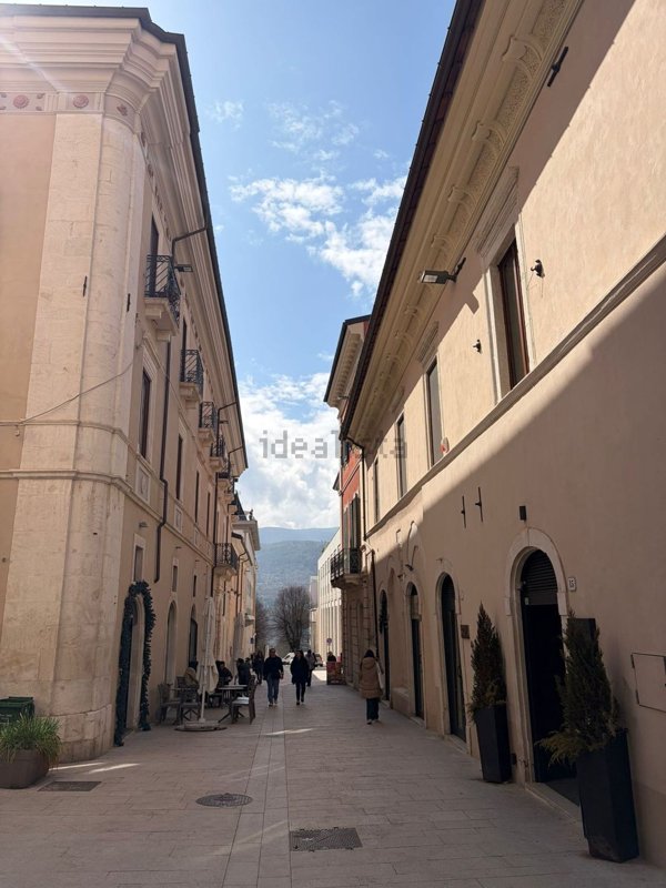 locale commerciale in affitto a L'Aquila