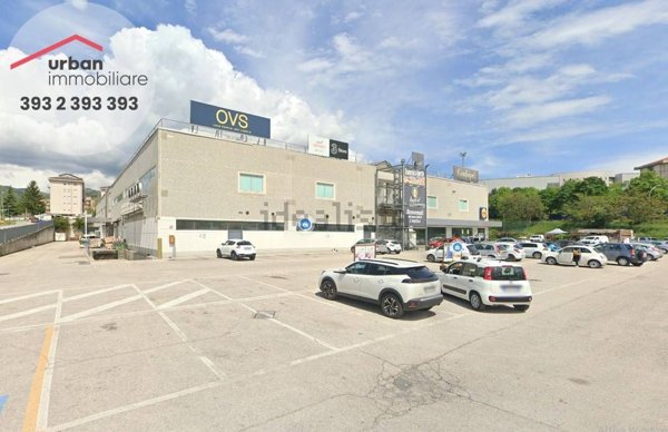 locale commerciale in affitto a L'Aquila