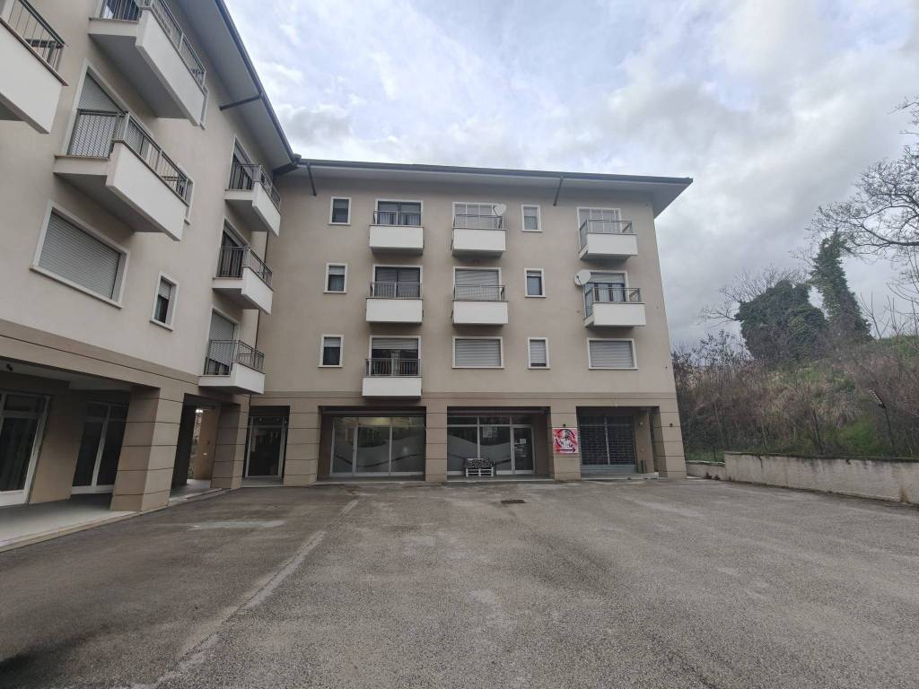 negozio in affitto a L'Aquila in zona Pettino