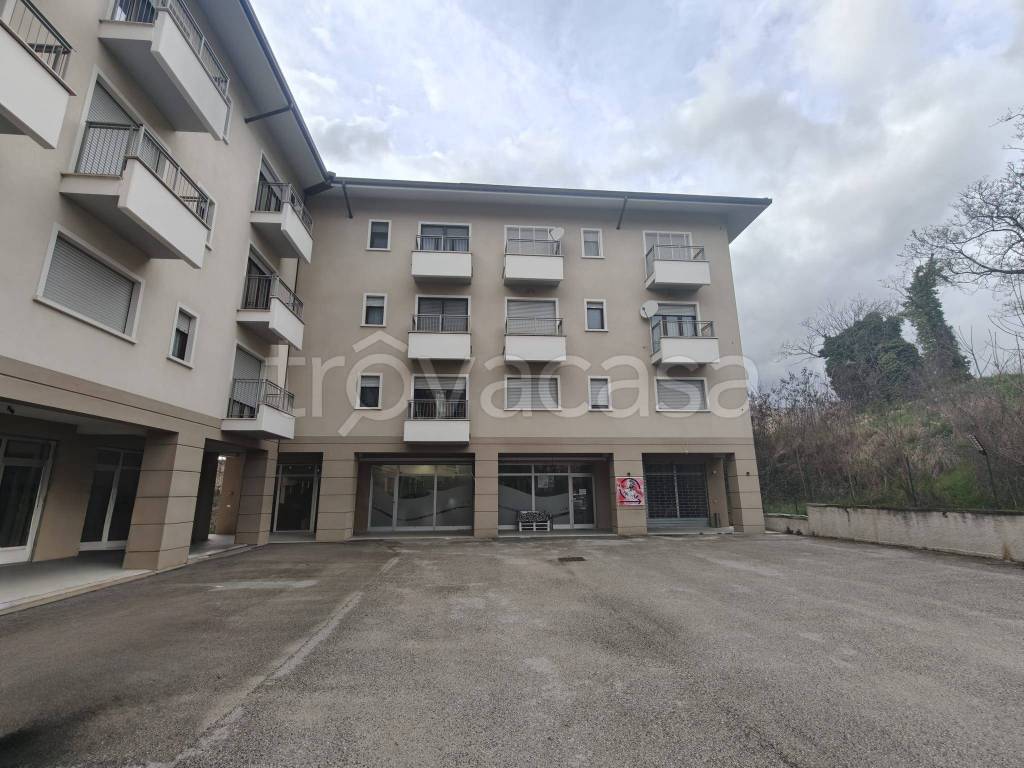 negozio in affitto a L'Aquila