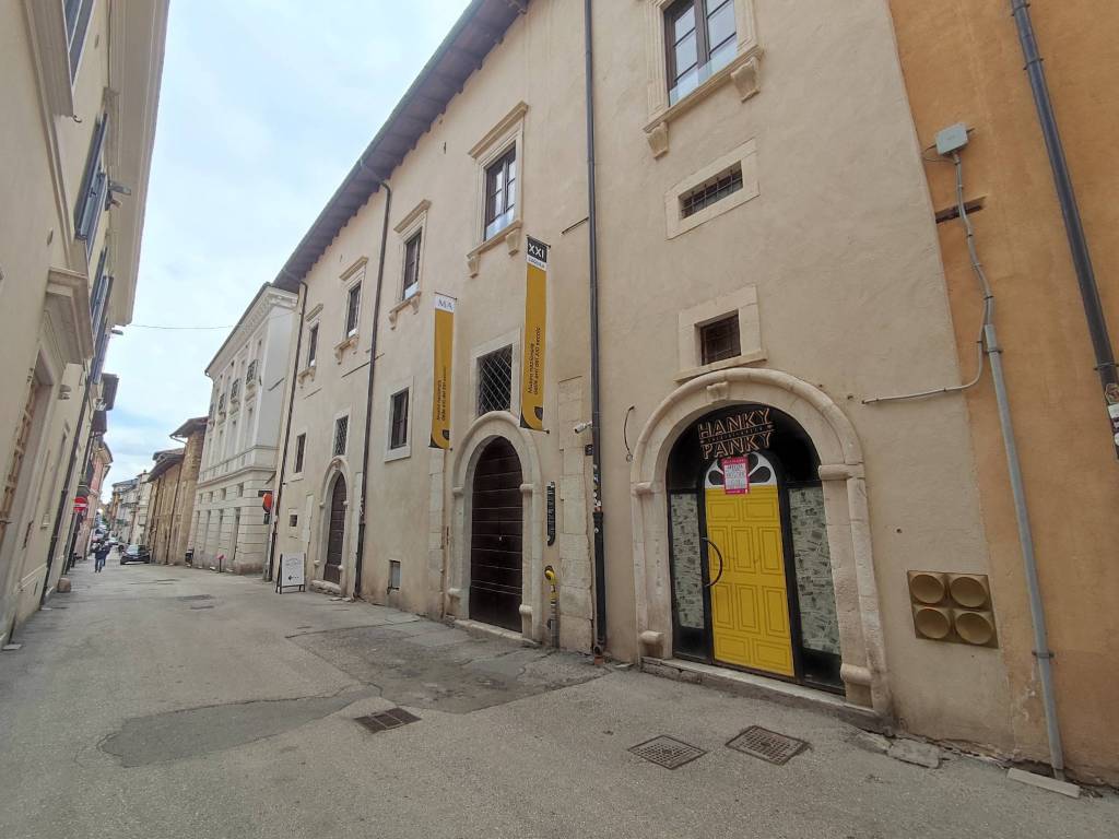 negozio in affitto a L'Aquila in zona Centro Città