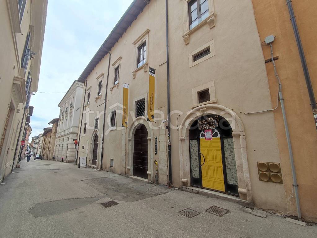 negozio in affitto a L'Aquila in zona Centro Città
