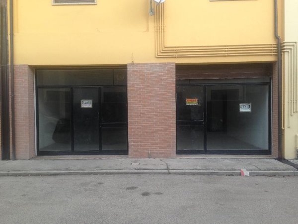 locale commerciale in affitto a L'Aquila