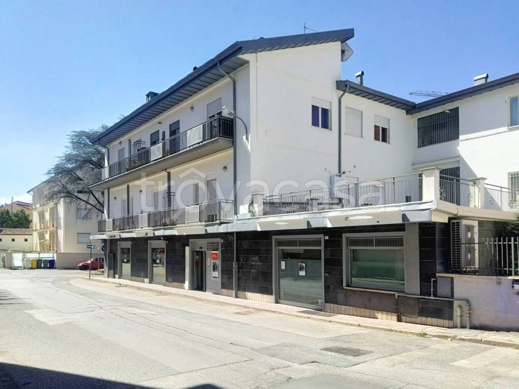 negozio in affitto a L'Aquila in zona Torrione