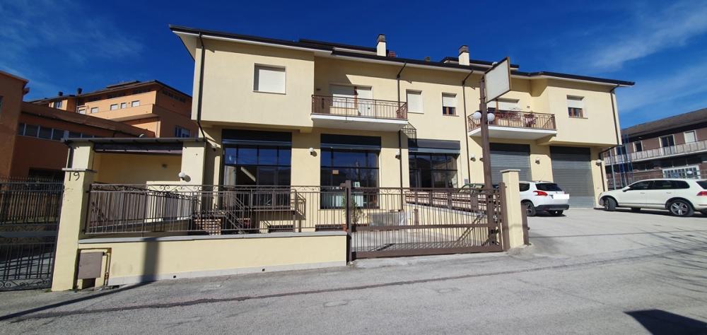 locale commerciale in affitto a L'Aquila