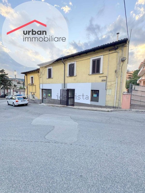 locale commerciale in affitto a L'Aquila