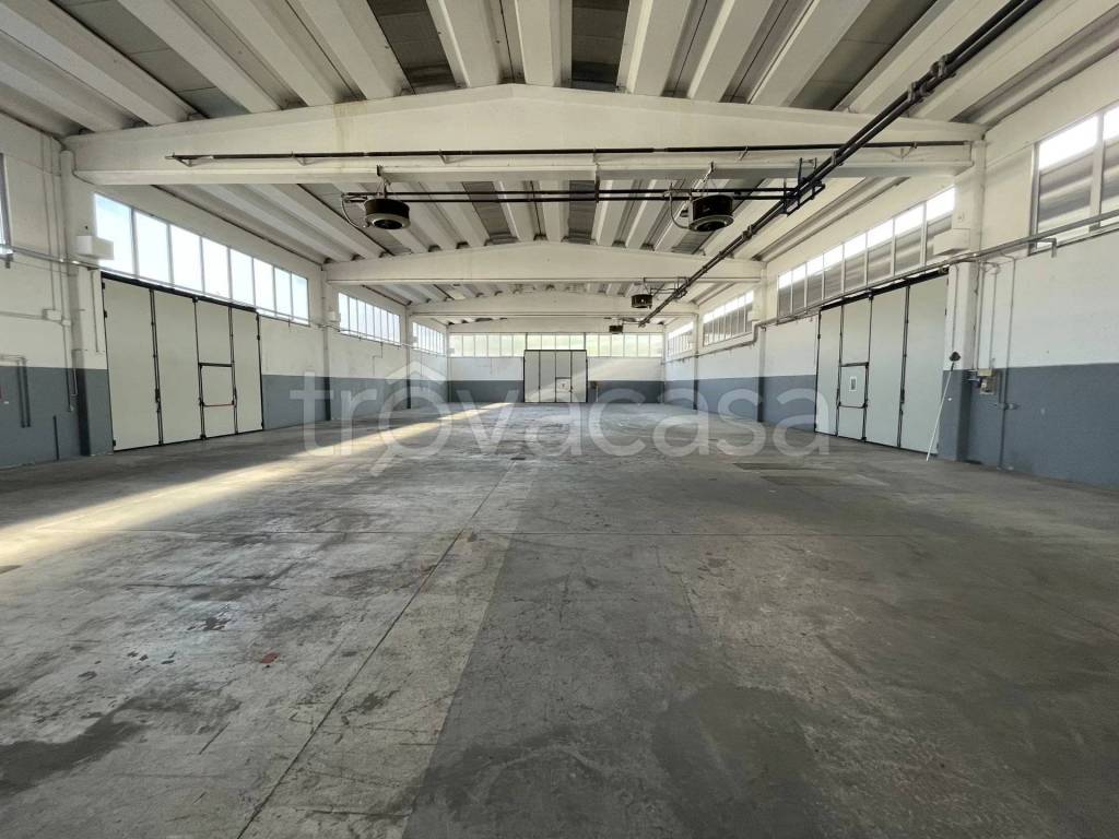 locale commerciale in affitto a Piobesi d'Alba