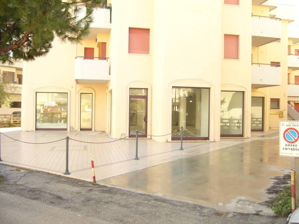 negozio in affitto ad Alba Adriatica